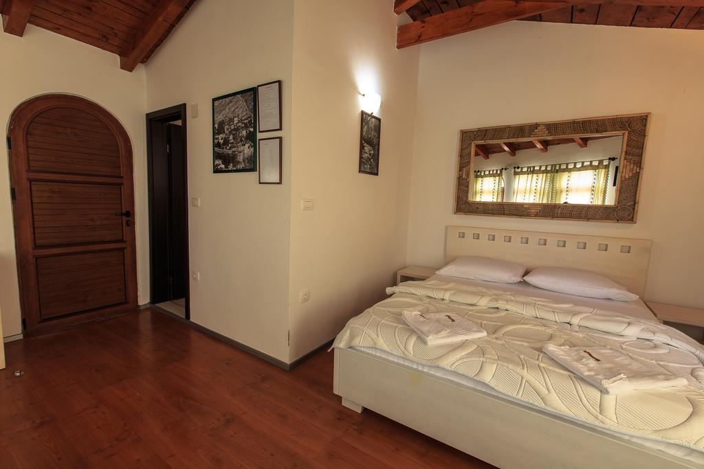 Kula Boutique Hotel Bar Bilik gambar