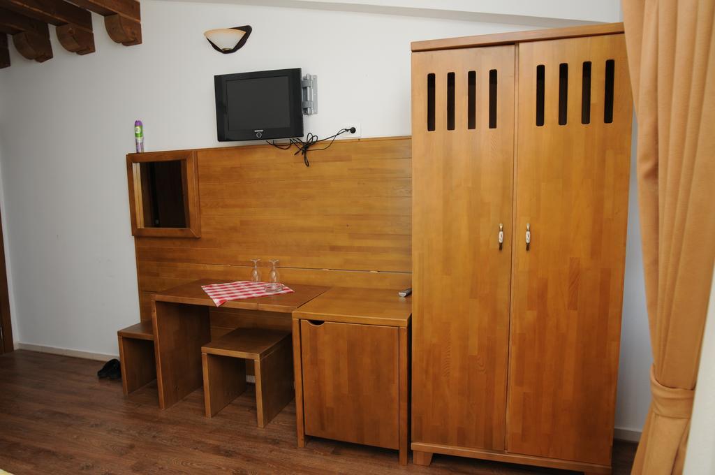 Kula Boutique Hotel Bar Bilik gambar
