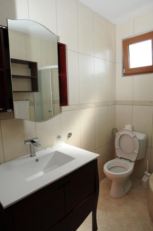Kula Boutique Hotel Bar Bilik gambar
